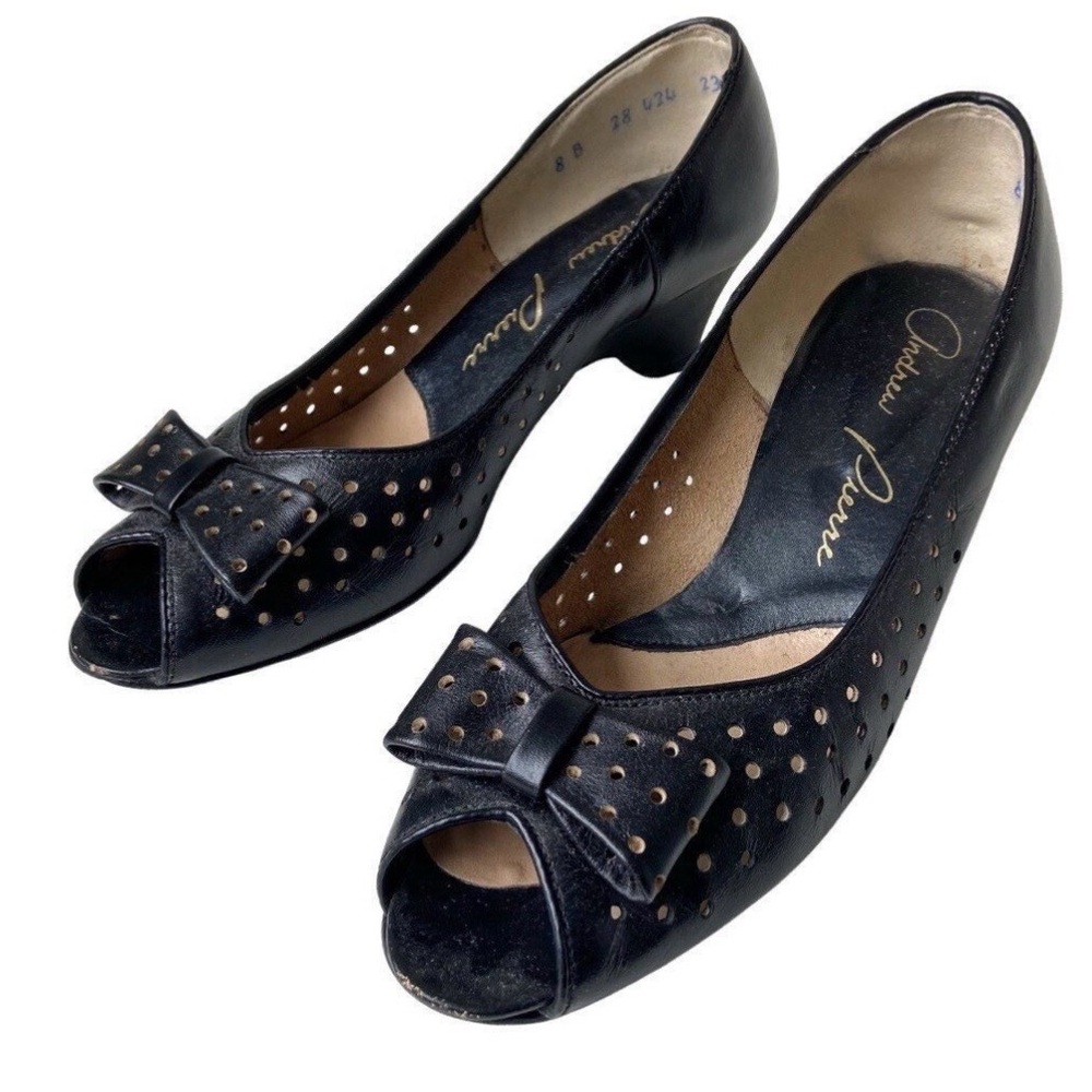 Vintage cutout leather bow toe pumps, 8